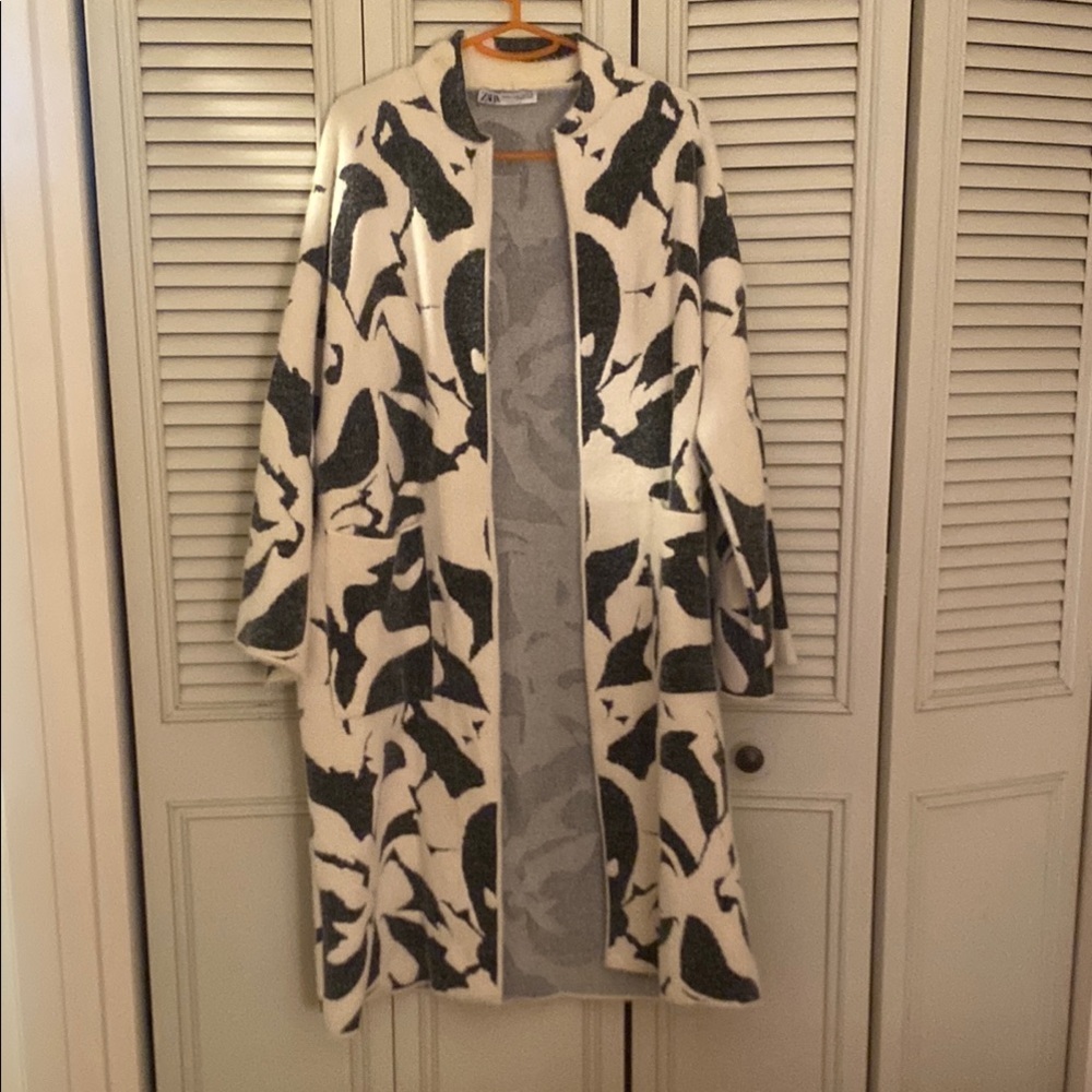 Zara Patterned Gray and White Coat, size XS